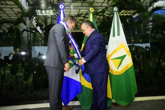Taques passa a faixa de governador de Mato Grosso a Mauro Mendes.