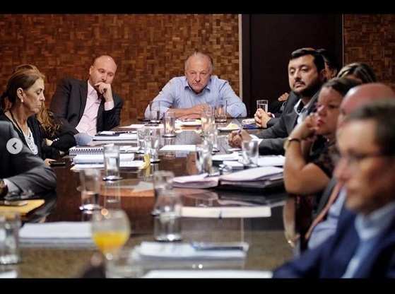 Alberto Machado esteve em reunião com o secretariado; Na foto, ele aparece ao lado do vice-governador Otaviano Pivetta.