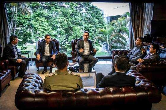Governador conversa com cúpula da Segurança Pública no Palácio Paiaguás