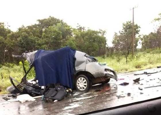 Carro ficou completamente destruído com a batida