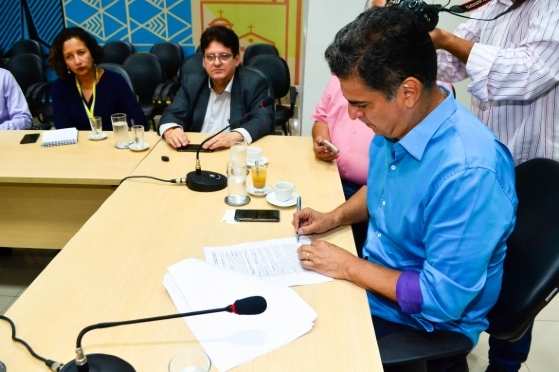 Prefeito Emanuel Pinheiro sancionou a lei aprovada pelos vereadores.
