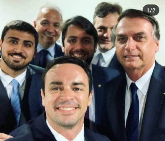 Bolsonaro tirou foto com a bancada do PTB no Palácio do Planalto.