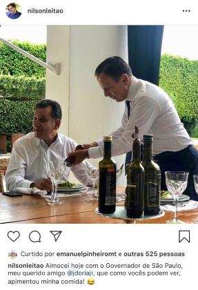 Momento em que João Doria coloca pimenta no prato de Leitão. 