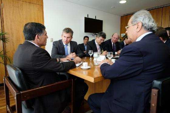 Na reunião, Mauro estava acompanhado da bancada federal e secretários.