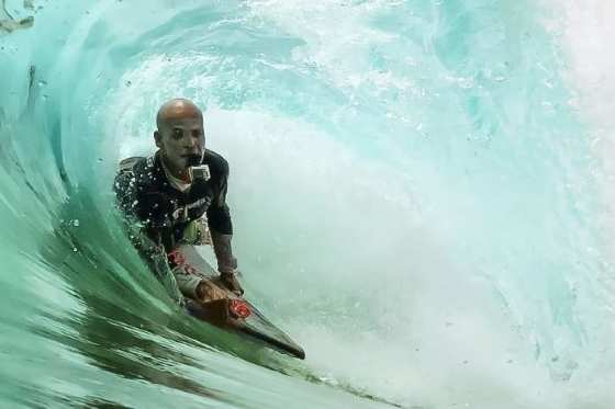 Marcus Biju morre após sofrer enfarto enquanto surfava em Pipeline, no Havaí 