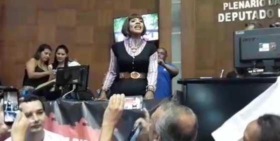 O comediante André D´Lucca se junta aos servidores na invasão da Assembleia