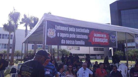 Barracas foram montadas em frente ao prédio da Assembleia Legislativa.