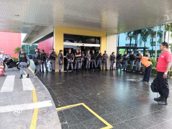 Servidores dormiram na Assembleia e tentam barrar votações de projetos polêmicos nesta quarta-feira.