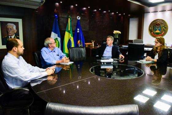 Governador Mauro Mendes se reuniu com a secretária da Sema, Mauren Lazaretti (à direita), e com o gerente da ANM-MT, Serafim Melo (segundo à esquerda)