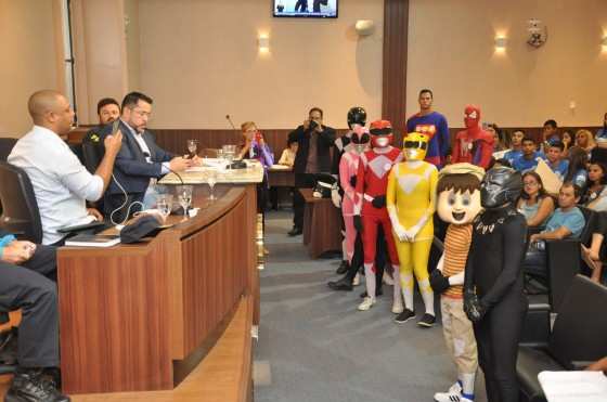 Pantera Negra, Superman e Chaves também estiveram na Câmara Municipal de Fortaleza em ato que pede regularização de trens da alegria.