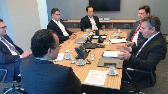 O governador Mauro Mendes e o secretário de Fazenda, Rogério Gallo, durante a reunião.