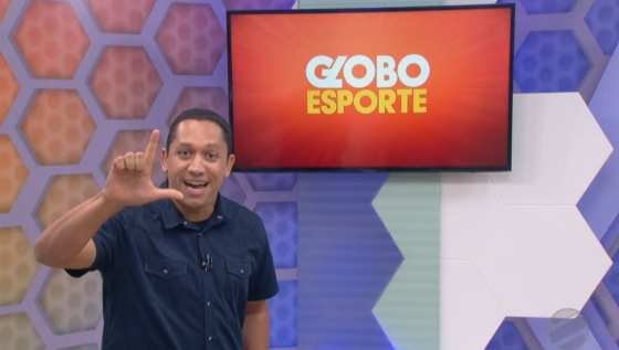 Apresentador da TVCA faz sinal de Lula livre no GE, ao vivo