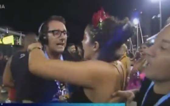 Repórter é agarrado por menina alcoolizada e foge dela durante carnaval da Bahia