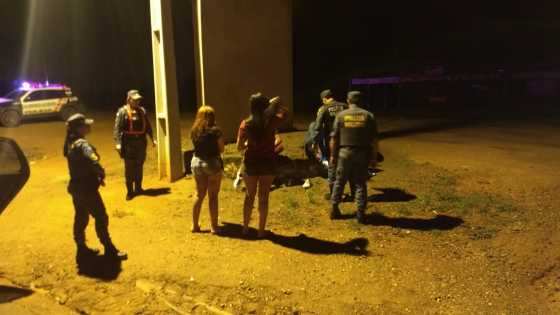 O casal recebeu voz de prisão e foi encaminhado para a delegacia.