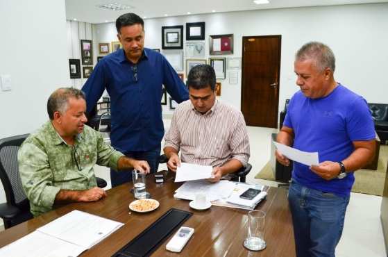 Prefeito Emanuel Pinheiro recebe documentos de pedido de intervenção dos vereadores.