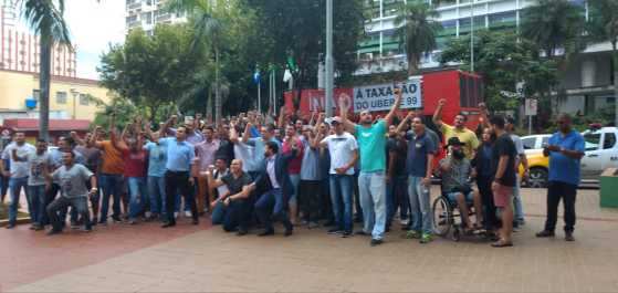 Motoristas protestaram em frente à Prefeitura com vereadores de oposição