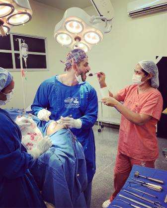 Após foto do ex-BBB Marcos Harter comendo em cirurgia, CRM do Paraná irá abrir 'procedimento apuratório'