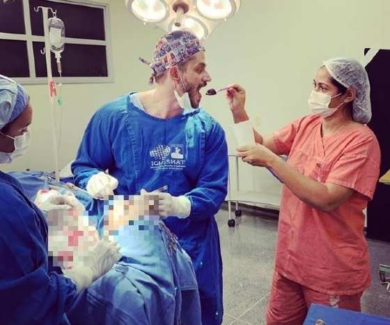 Marcos Harter publicou foto em que aparece comendo enquanto realiza cirurgia.