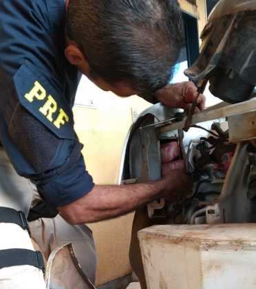 Polícia Rodoviária Federal desmontou carro e encontrou 31kg de droga escondidos.