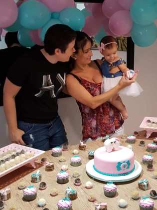 Hoje, nossa filha está com 9 meses. Vai para a loja com a gente, vive grudada.