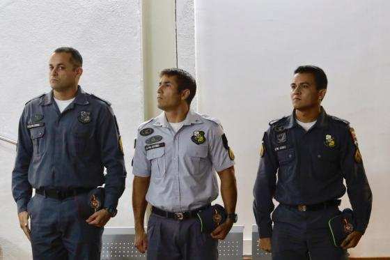 Os policiais militares cabo Lucélio Gomes Jacinto, o sargento Joailton Lopes de Amorim e o soldado Werney Cavalcante Jovino são julgados pela morte.