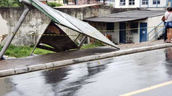 Chuva derrubou ponto de ônibus localizado na Avenida Afonso Pena, próximo à Paróquia Nossa Senhora de Guadalupe.