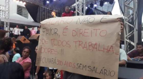 Manifestantes usaram cartazes para cobrar salários.