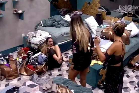 Hariany empurra Paula durante uma briga no Big Brother Brasil 2019
