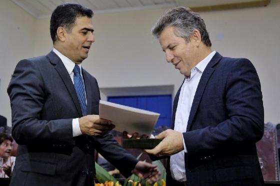Prefeito Emanuel Pinheiro homenageou o governador Mauro Mendes e outros ex-prefeitos de Cuiabá.
