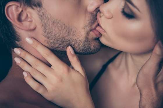 A gonorreia é causada pelo Neisseria gonorrhoeae, transmitida sexualmente e seus sintomas normalmente afetam a genitália, o reto e a garganta.