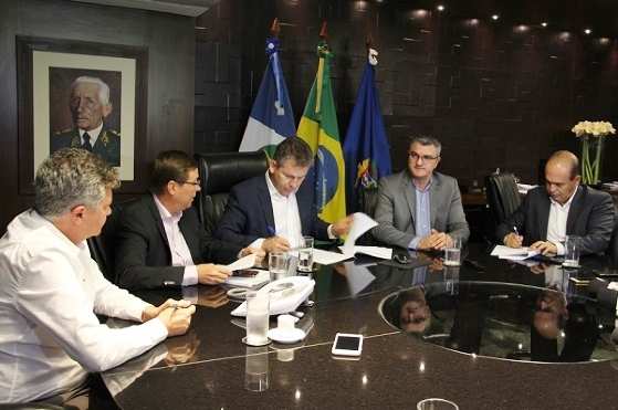 Governador Mauro Mendes (centro) assina termo de cooperação com a presença do procurador-geral de Justiça, Antônio Borges
