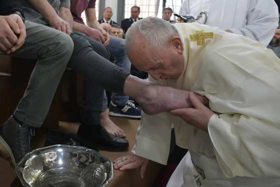 Papa Francisco beija o pé de um presidiário na prisão Velletri, em Roma, durante as celebrações da Quinta-feira Santa