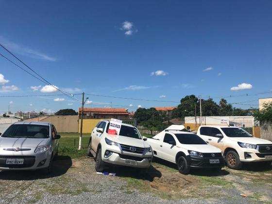 Quatro veículos foram encontrados num galpão no bairro Goiabeiras.