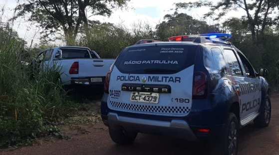 A caminhonete Hilux foi encontrada em um matagal em Rondonópolis.