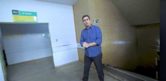 Emanuel caminha pelos corredores vazios e entrevista pacientes.