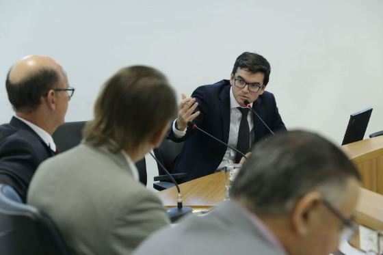 Adjunto da Sefaz, Fernando Pimenta durante depoimento na CPI de Sonegação Fiscal.