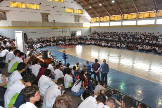 A direção reuniu os alunos na quadra da escola para discutir o assunto.