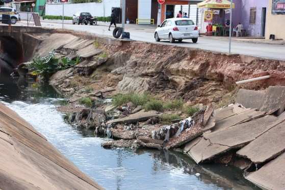 Trecho do Córrego Mané Pinto atingido por erosão que põe motoristas em risco na Avenida de Abril.