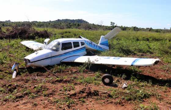O avião se partiu ao meio durante a queda em Vila Rica.