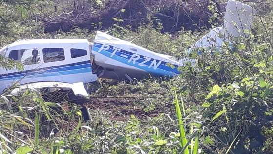 Avião monomotor ficou partido ao meio.