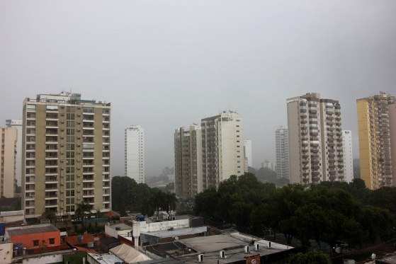 Chuva, que não cai há 4 meses, volta a molhar Cuiabá esta semana