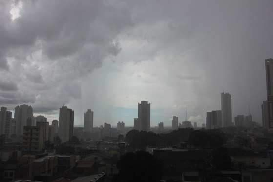 Contrariando as previsões, esse é o segundo registro de chuva em Cuiabá, após meses.