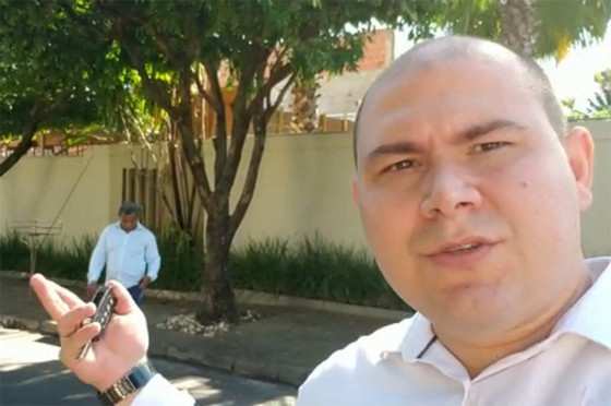 Abílio Júnior foi flagrado filmando a casa do prefeito Emanuel Pinheiro.