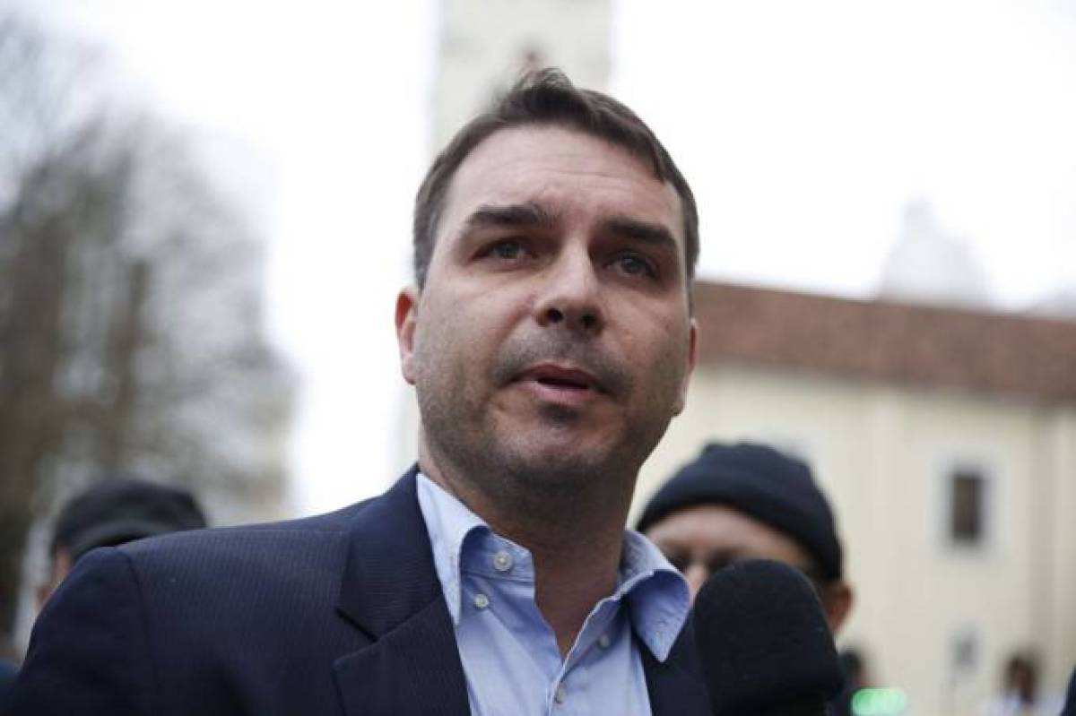 Vaquinha de Flávio Bolsonaro arrecada mais de R$ 1 milhão para famílias de policiais mortos