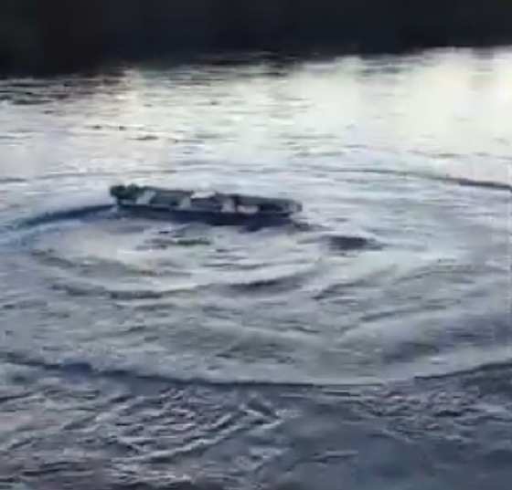 Homem desapareceu no rio após batida de barcos.