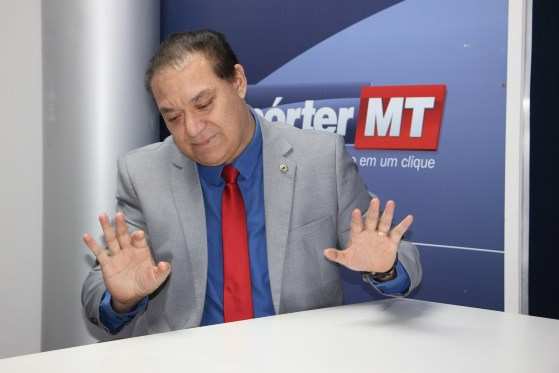 Deputado Toninho de Souza, na bancada do RepórterMT, durante entrevista.
