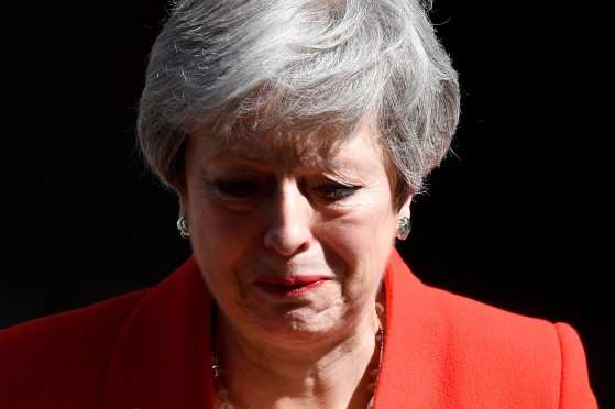 Primeira-ministra britânica, Theresa May, chora ao anunciar sua renúncia nesta sexta-feira (24), em Londres