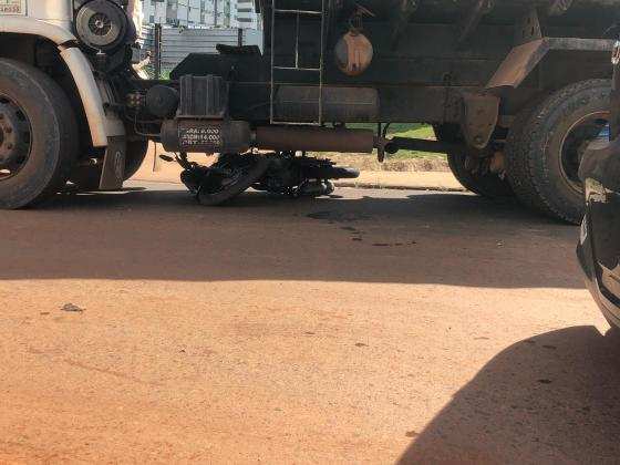 Ao descer para verificar o que tinha acontecido, o caminhoneiro viu o rapaz caído no chão e a moto, que foi parar debaixo do caminhão