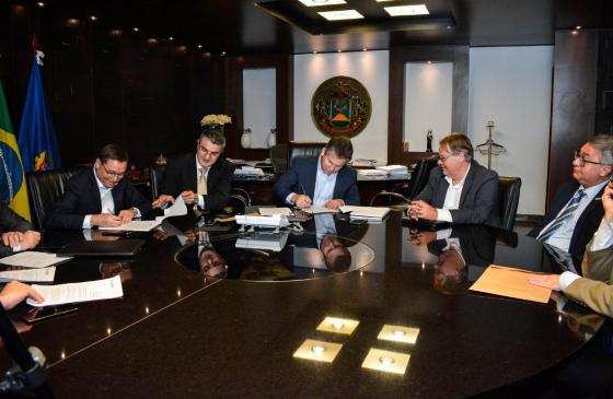 Governador Mauro Mendes, que assinou o decreto durante reunião com o procurador-geral de Justiça, José Antônio Borges.