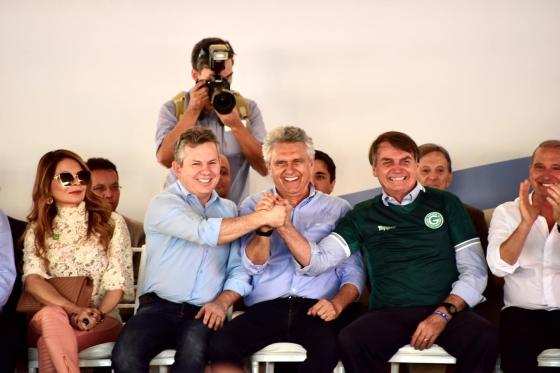 Bolsonaro é acompanhado pelos governadores Mauro Mendes (MT) e  Ronaldo Caiado (GO)